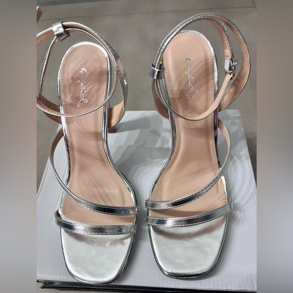 Beautiful silver heels - Picture 9 of 11
